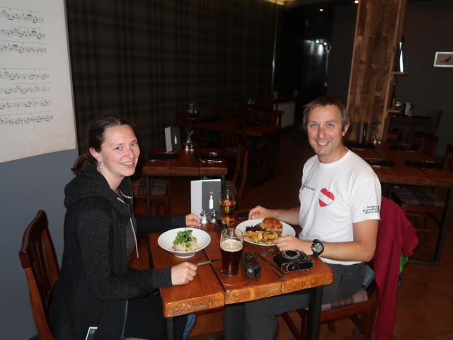 Sabine und ich im Pibroch Restaurant in Edinburgh (1. Juni)