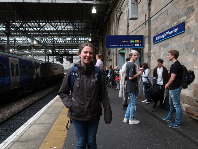 Sabine in der Edinburgh Waverley Station (1. Juni)