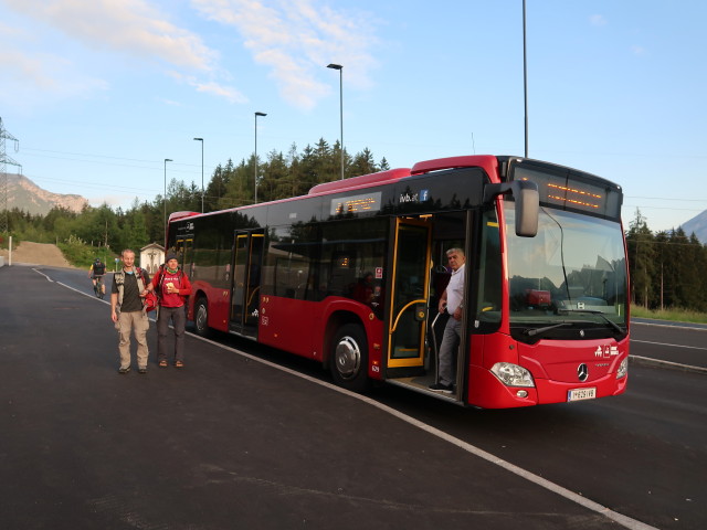 Christoph und Gudrun bei der Talstation der Patscherkofel-Seilbahn, 1.012 m (9. Juni)