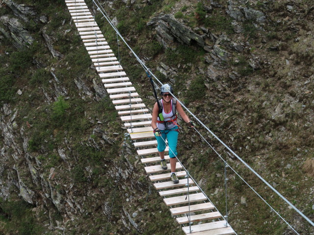 Speikboden-Klettersteig: Leonie auf der Nepalbrücke