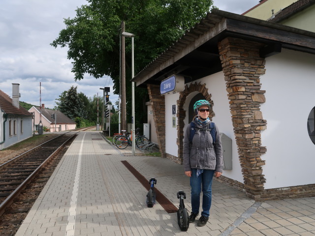 Sabine im Bahnhof Zöbing, 