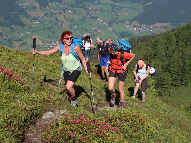 Michaela, Ulrike, Josef, Marion und Sonja zwischen Bergstation der Goldriedbahn und Bunköpfl