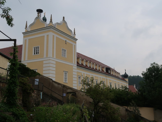 Sabine, Renate und Erich im Kräutergarten