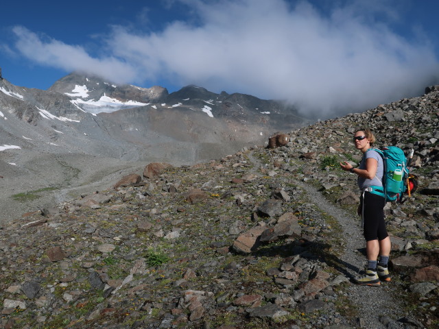 Angela am Weg 902 im Riffltal (4. Aug.)