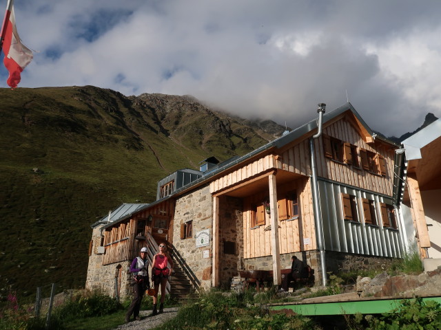 Bernadette und Evelyn bei der Rüsselsheimer Hütte, 2.328 m (15. Aug.)