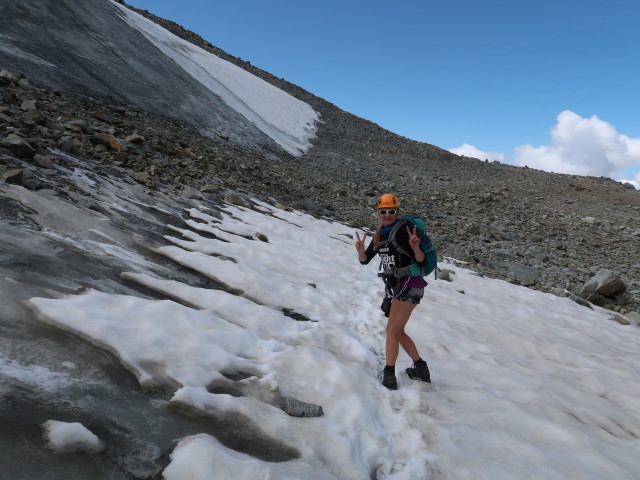 Evelyn am Gletscherrest südwestlich der Hohen Geige (16. Aug.)