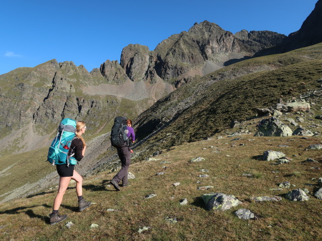 Evelyn und Bernadette am Weg 911 zwischen Kapuzinerjoch und Breitlehnjöchl (17. Aug.)