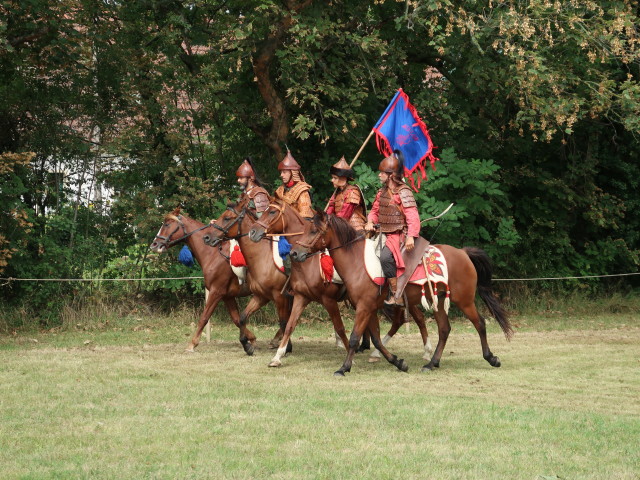 Reitershow 'Hunnische Kampfkunst' am Hunnenfest