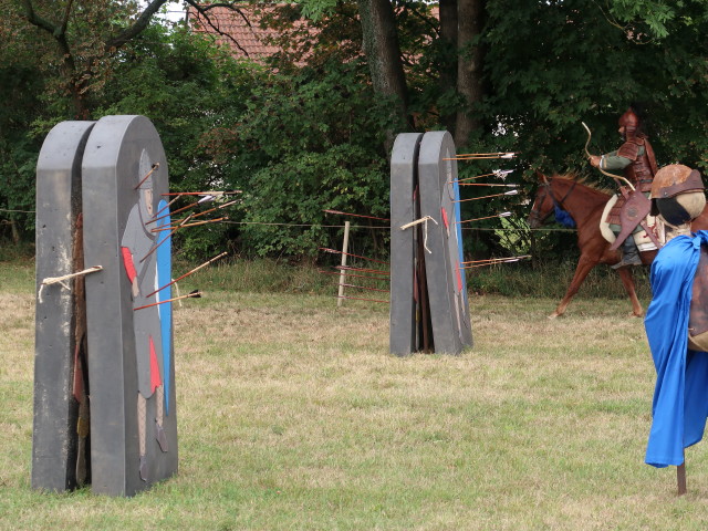 Reitershow 'Hunnische Kampfkunst' am Hunnenfest