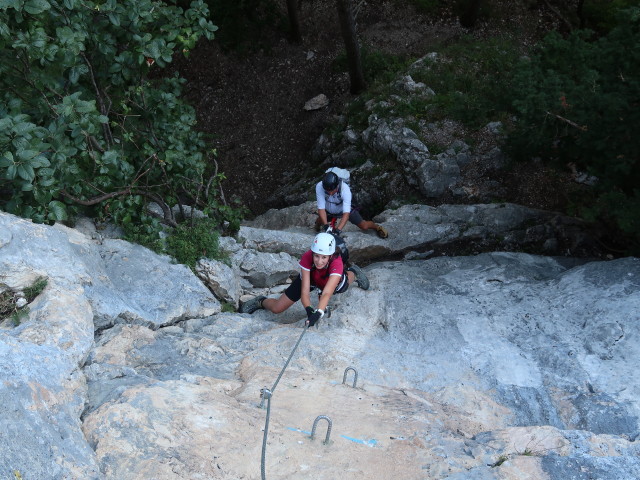 ÖTK-Klettersteig: Larissa und Erich im Einstiegsüberhang