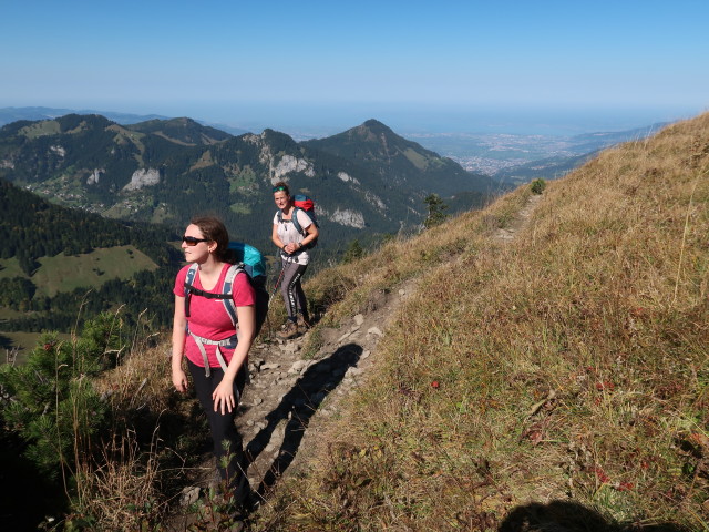 Sabine und Romy am Weg 01 zwischen Mörzelspitze und Salzbödenkopf (30. Sep.)