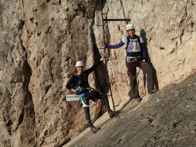 Pittentaler Klettersteig: Romana und Ursula beim Einstieg