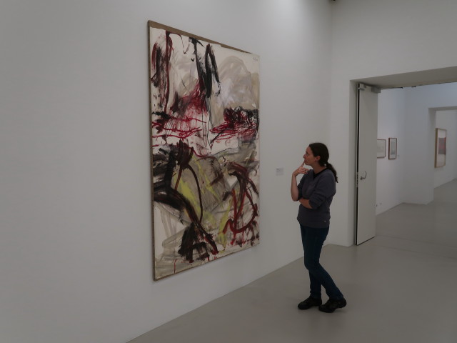 Sabine in der Ausstellung 'Skulpturen und Arbeiten auf Papier. Sammlung Hubert Looser'