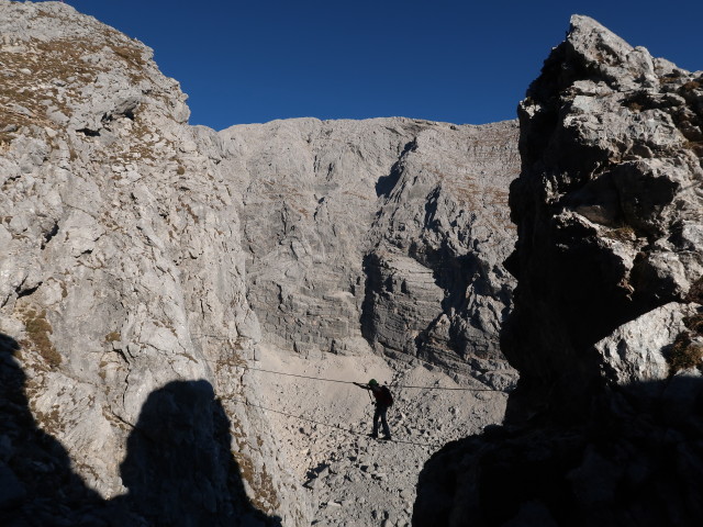 Bert-Rinesch-Klettersteig: Carmen auf der 1. Seilbrücke