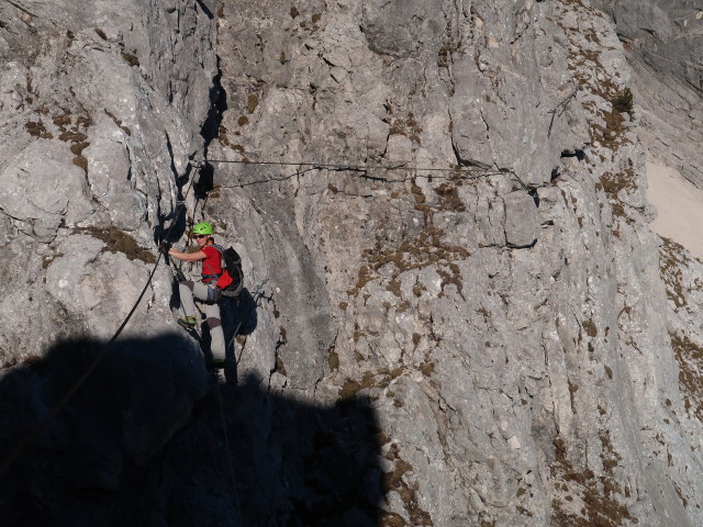 Bert-Rinesch-Klettersteig: Carmen nach der 1. Seilbrücke