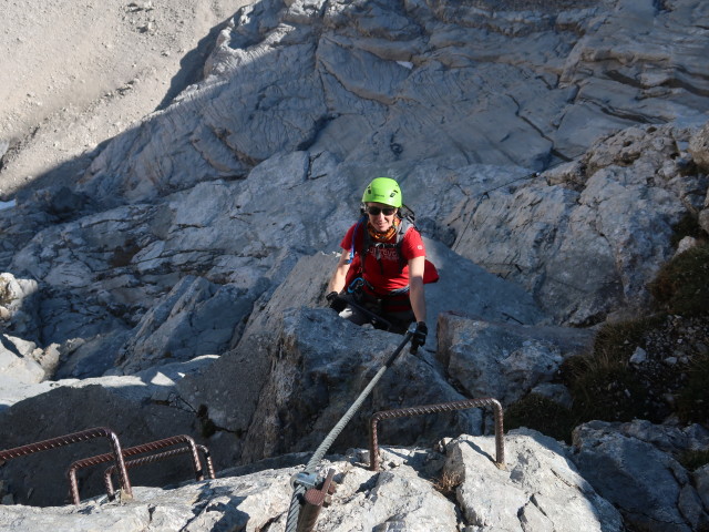 Bert-Rinesch-Klettersteig: Carmen in der 1. steilen anhaltenden Wand mit Leitern