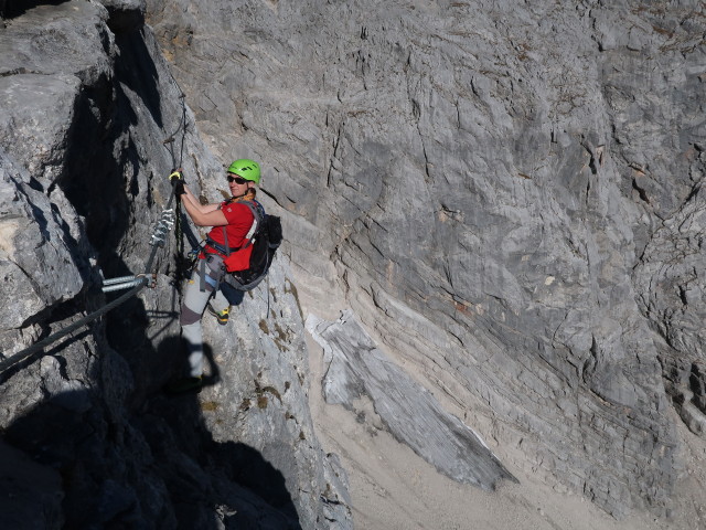 Bert-Rinesch-Klettersteig: Carmen in der ausgesetzten Querung