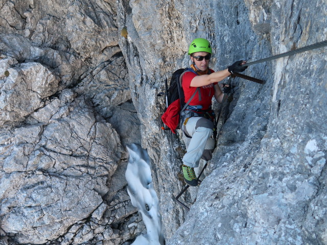 Bert-Rinesch-Klettersteig: Carmen in der überhängenden Stelle