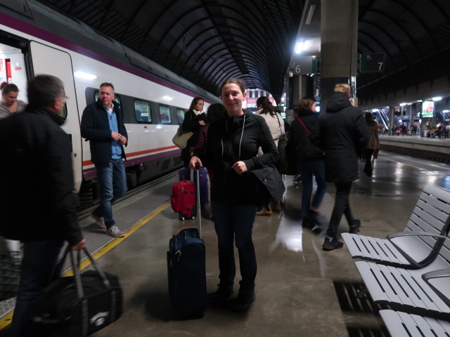 Sabine in der Estación Sevilla Santa Justa (20. Nov.)