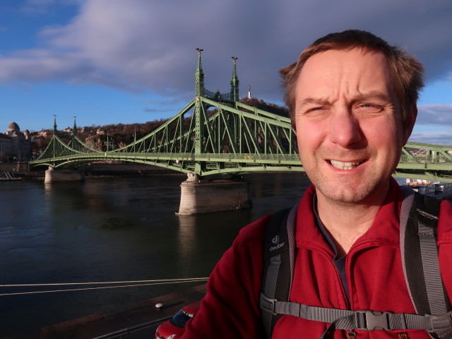 Ich bei der Freiheitsbrücke (23. Dez.)