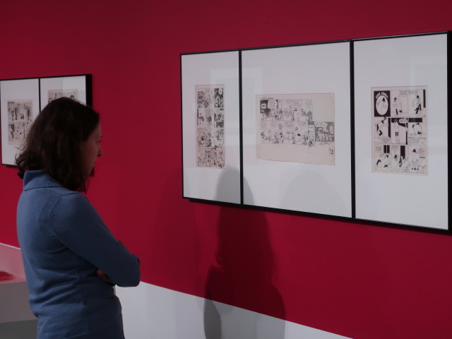 Sabine in der Sonderausstellung 'Thomas Spitzer' im Karikaturmuseum