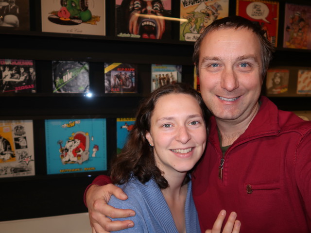 Sabine und ich in der Sonderausstellung 'Thomas Spitzer' im Karikaturmuseum