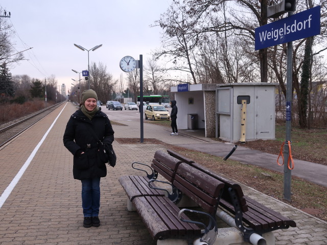 Sabine im Bahnhof Weigelsdorf