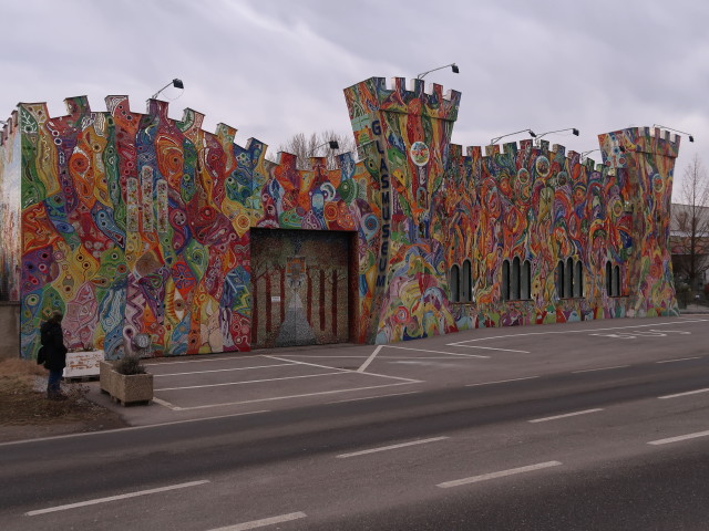 Sabine beim Glasmuseum 'Die gläserne Burg'