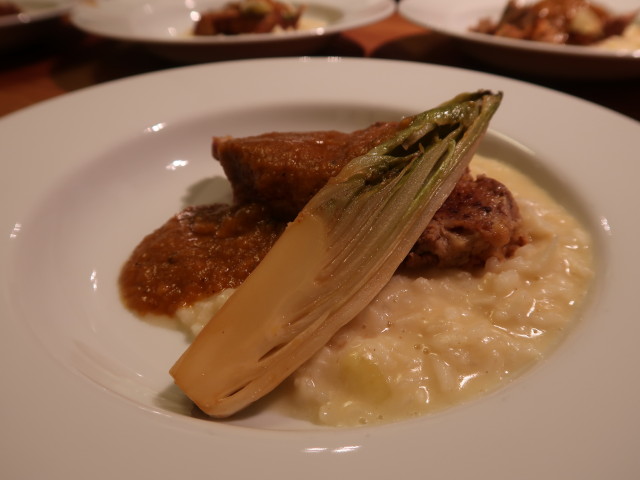 Lebkuchen-gefüllter Kalbsrollbraten mit Sellerie-Risotto und glaciertem Chicorée