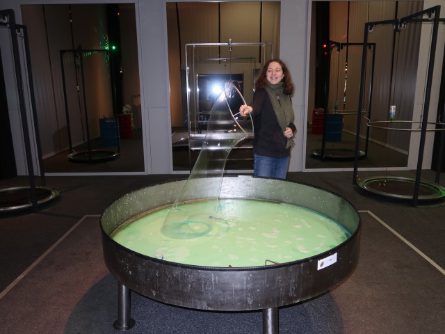 oekopark: Sabine in der Ausstellung 'Experimentarium'