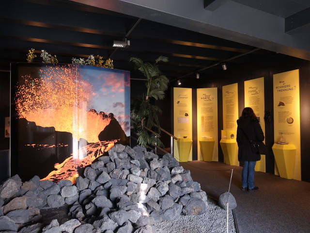 oekopark: Sabine in der Ausstellung 'Mineralienwelt'