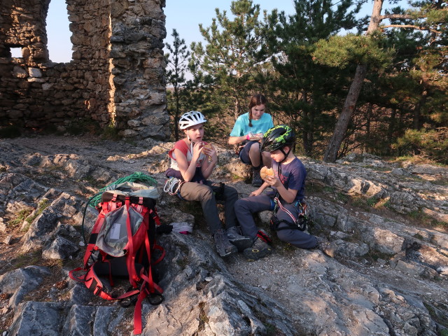 Katja Lin, Anja Liv und Tim in der Ruine Türkensturz, 610 m