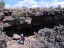 Sabine bei der Sentinel Cave im Lavabeds National Monument (24. Mai)