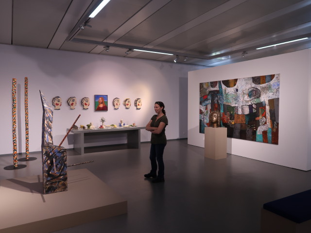 Kunstmuseum Waldviertel: Sabine in der Ausstellung 'Glückliche Räume'