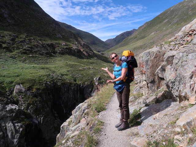 Bernadette am Weg 902 zwischen Mahdtal und Vernagtbach (17. Aug.)