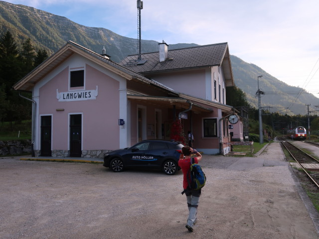Carmen im Bahnhof Langwies