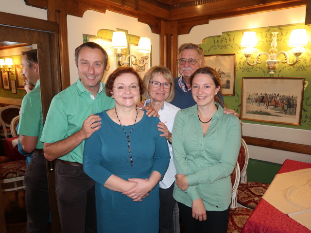 Ich, Brigitte, Mama, Papa und Sabine im Restaurant Schönbrunner Stöckl