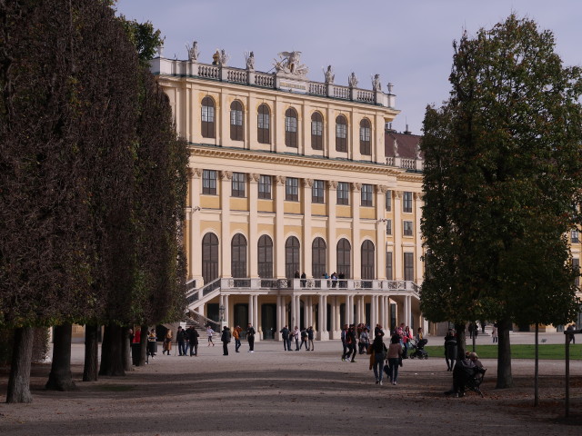 Schloss Schönbrunn von der Tiergartenallee aus