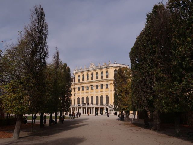Schloss Schönbrunn von der Obeliskenallee aus