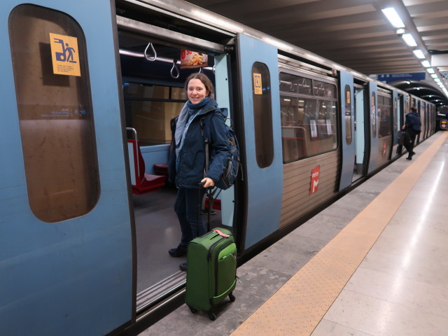 Sabine in der Estacao Aeroporto in Lisboa (15. Nov.)