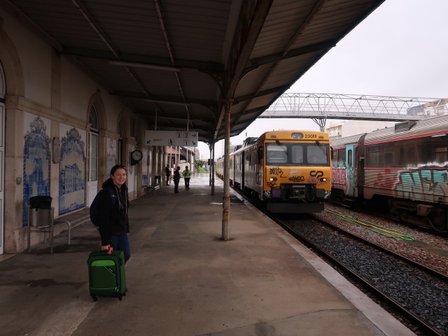 Sabine in der Estacao Ferroviária de Caldas da Rainha (17. Nov.)