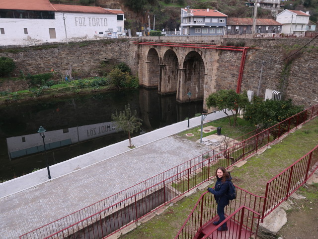 Sabine beim Rio Pinhao in Pinhao (19. Nov.)