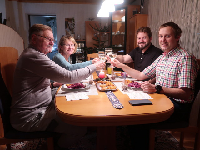 Papa, Mama, Markus und ich (24. Dez.)