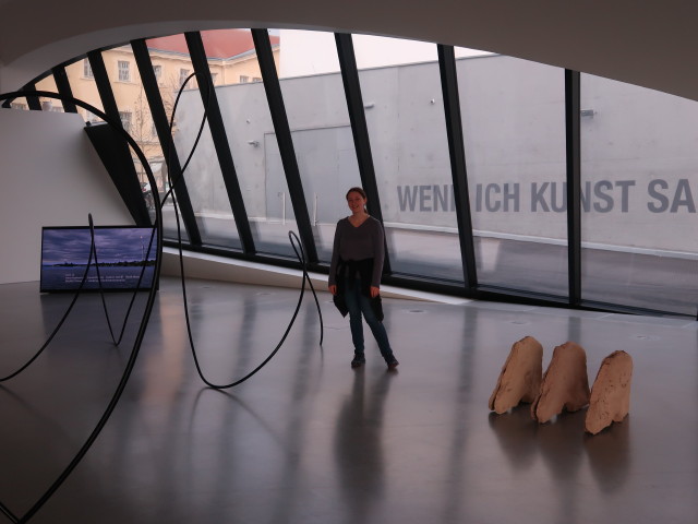 Sabine in der Ausstellung 'Carola Dertnig' in der Landesgalerie Niederösterreich