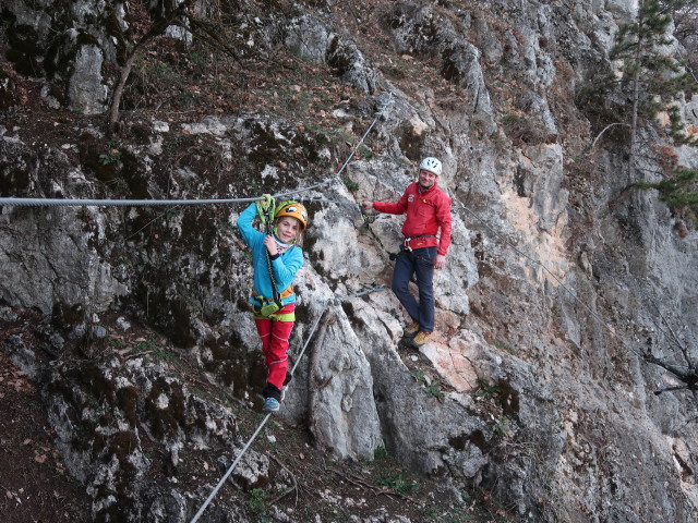 Bergkraxlerwand-Klettersteig: Antonia auf der Seilbrücke