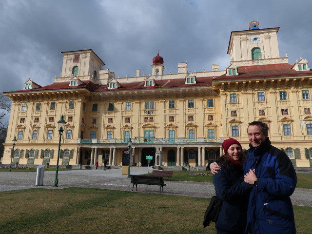 Sabine und ich beim Schloss Esterházy