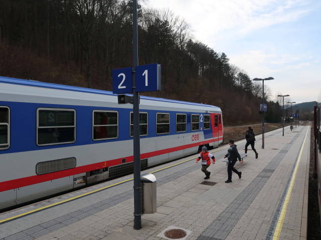 Bahnhof Berndorf Fabrik, 304 m