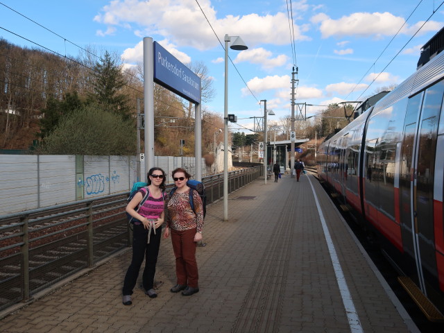 Sabine und Brigitte im Bahnhof Purkersdorf Sanatorium, 238 m