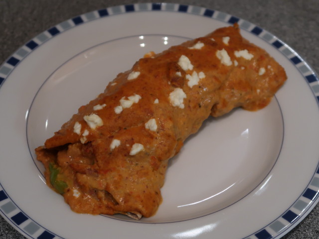 Üppig gefüllter Burrito mit Paprika-Bohnen-Sauce und Schafkäse (24. März)