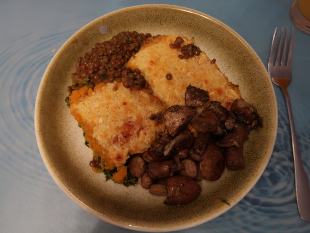 Auflauf mit Linsen, Kochsalat, Süßkartoffelpürree und Käsekruste mit Knoblauch-Champignons und Bratwürstel (6. Mai)